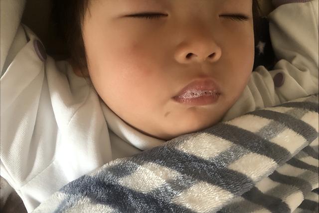 宝宝睡觉醒来咳是怎么回事（宝宝夜醒多睡不安）